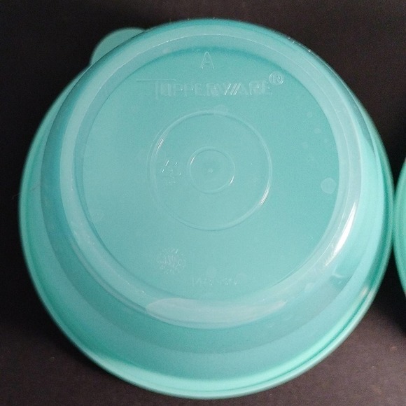 Tupperware sandwich keeper w/ lid and Refrigerator bowls X2 w/lids (B8) - Picture 9 of 16